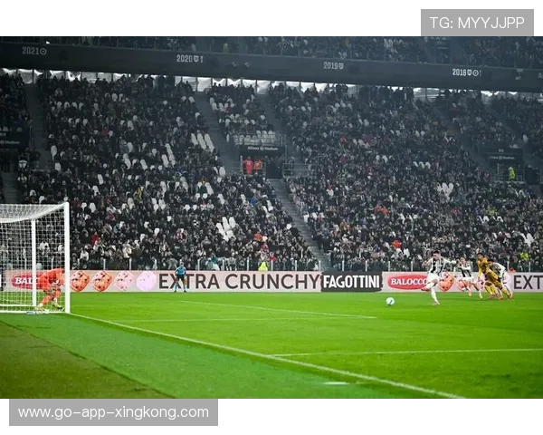 尤文弗拉霍维奇胸口停球后劲射直飞球网：力量与时机的艺术在草坪上绽放